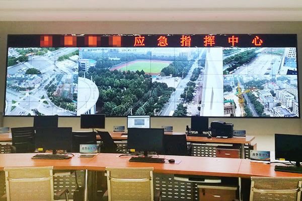 多種信息源通過什么設(shè)備輸出拼接屏？