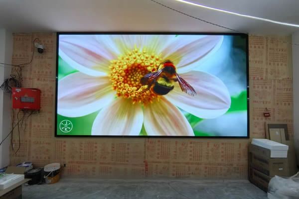 展廳使用投影機好還是LED顯示屏好，這兩種顯示大屏有什么區(qū)別