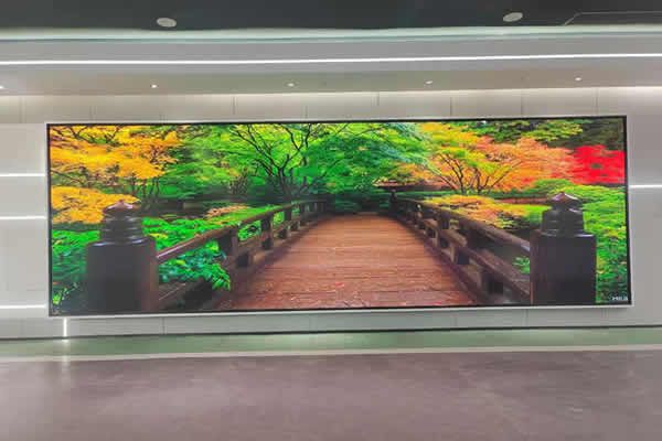 電視臺直播間的主播背景墻大屏是什么，用那種好？
