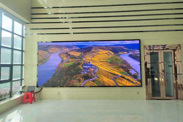 會(huì)議室LED顯示屏用P1.53的好，還是P1.86的好？